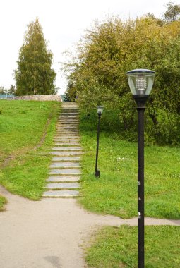Sonbahar parkta merdiven Rüzgarlar