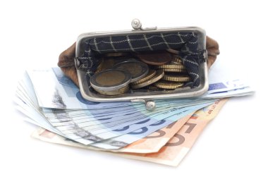 M-cüzdan ile euro sikke ve banknot beyaz arka plan üzerinde