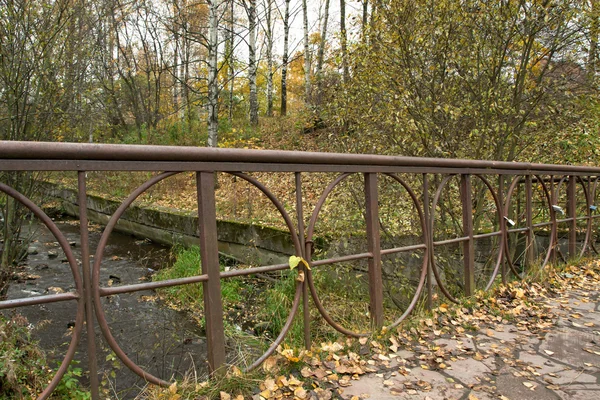 Alte Brücke im Herbst, petrozavodsk, Karelien — Stockfoto