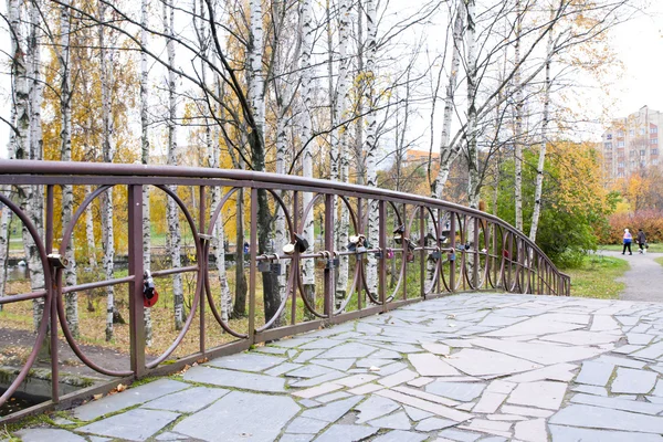Alte Brücke im Herbst, petrozavodsk, Karelien — Stockfoto
