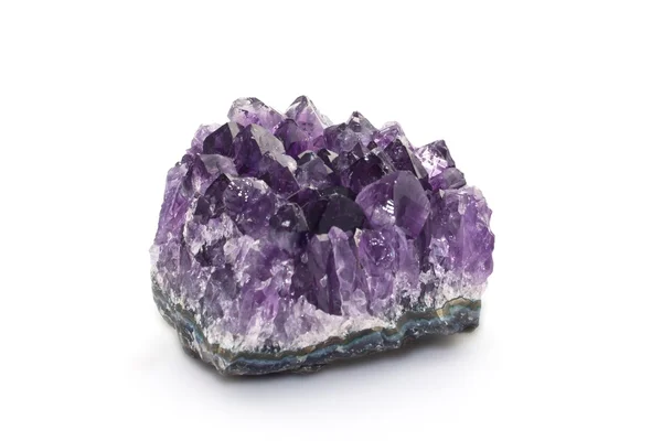 Amethyst auf weißem Hintergrund — Stockfoto