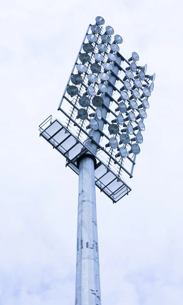 Проектор стадиона на фоне неба — стоковое фото
