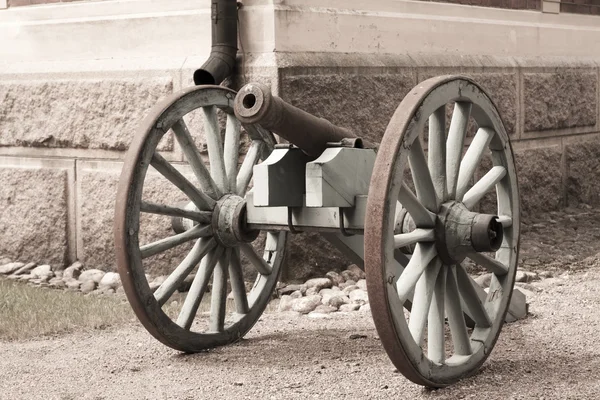 MALMGARD, FINLAND 29 JULY 2015: Gun at the Manor House — Stock Photo, Image