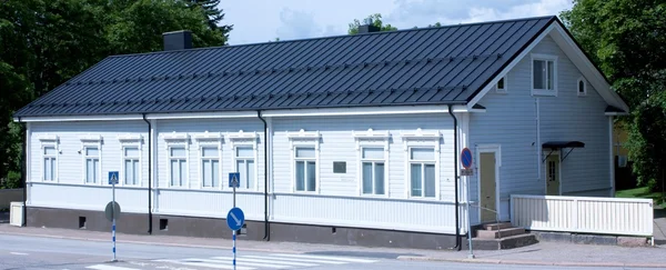 Loviisa, Finsko. Historická budova na starém městě — Stock fotografie