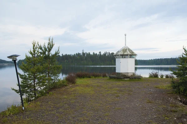 湖岸上的灯塔 — 图库照片