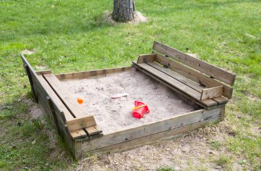 Bahçedeki ahşap sandpit