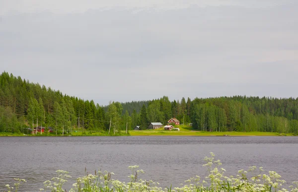 Finlandiya göl kenarında ev — Stok fotoğraf