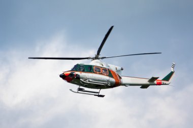 Beyaz-turuncu helikopter uçuş