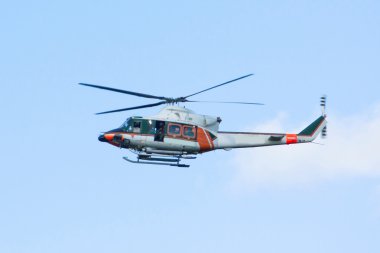 Beyaz-turuncu helikopter uçuş