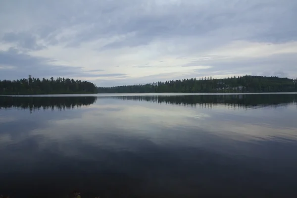 Зеркальное озеро в белую ночь — стоковое фото