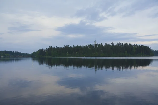 Зеркальное озеро в белую ночь — стоковое фото