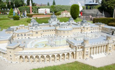 Brüksel, Belçika - 13 Mayıs 2016: Mini-Avrupa parkında minyatürler - Avrupa Birliği'ndeki anıtların 1:25 ölçeğinde kopyaları. Budapeşte, Macaristan.