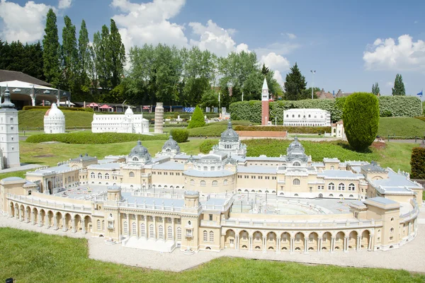 比利时布鲁塞尔 - 2016年5月13日：迷你欧洲公园的微型图 - 以1：25的比例再现欧盟古迹。布达佩斯， 匈牙利. — 图库照片