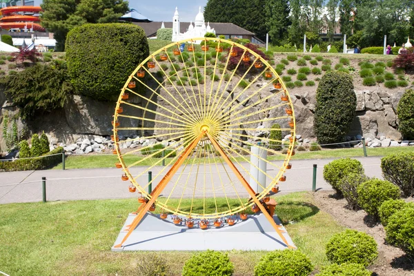 Brüssel, Belgien - 13. Mai 2016: Miniaturen im Park mini-europe - Nachbildungen von Denkmälern in der Europäischen Union im Maßstab 1: 25. Riesenrad. — Stockfoto