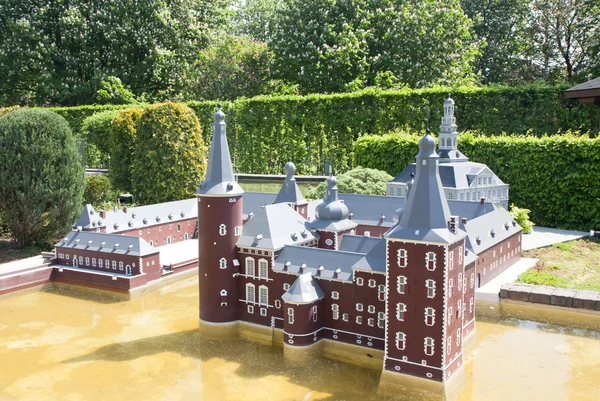 BRUXELLES, BELGIO - 13 MAGGIO 2016: Miniature al parco Mini-Europa - Riproduzioni di monumenti nell'Unione Europea in scala 1: 25. Hoensbroek, Olanda, Paesi Bassi . — Foto Stock