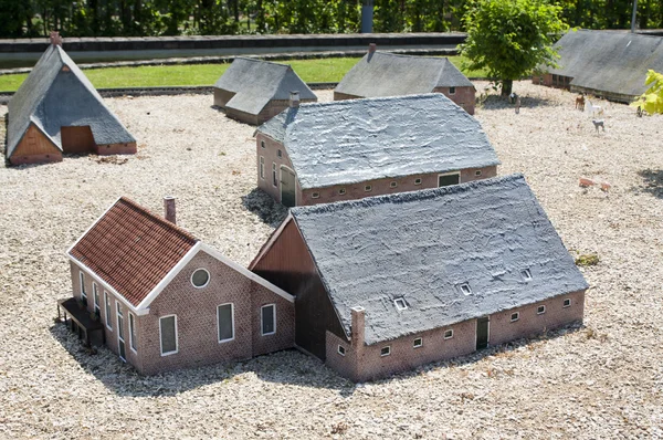 BRUXELAS, BÉLGICA - 13 MAIO 2016: Miniaturas no parque Mini-Europa - reproduções de monumentos na União Europeia a uma escala de 1: 25. Holanda, Países Baixos . — Fotografia de Stock