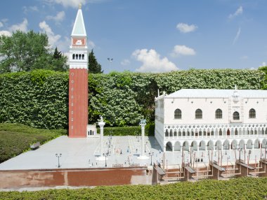 Brüksel, Belçika - 13 Mayıs 2016: Mini-Avrupa parkında minyatürler - Avrupa Birliği'ndeki anıtların 1:25 ölçeğinde kopyaları. Venedik, İtalya.