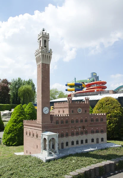 Βρυξέλλες, Βέλγιο-13 Μαΐου 2016: μινιατούρες στο πάρκο Mini-Europe-αναπαραγωγές μνημείων στην Ευρωπαϊκή Ένωση σε κλίμακα 1:25. Σιένα, Ιταλία. — Φωτογραφία Αρχείου