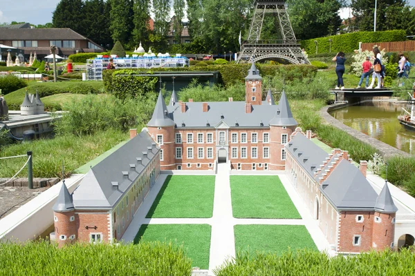 Bruksela, Belgia-13 maja 2016: miniatury w parku mini-Europe-reprodukcje zabytków w Unii Europejskiej w skali 1:25. Alden Biezen, Belgia. — Zdjęcie stockowe