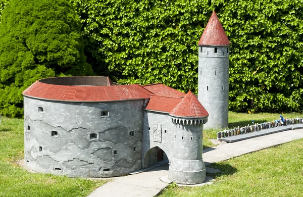 Brussel, België-13 mei 2016: miniaturen in het Park Mini-Europe-reproducties van monumenten in de Europese Unie op een schaal van 1:25. Toren vet Margareta in Tallinn, Estland. — Stockfoto