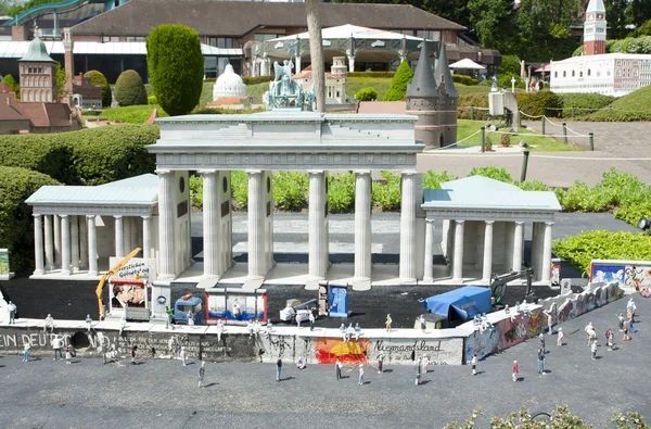 Brusel, Belgie-13. květen 2016: miniatury v parku Mini-Europe-reprodukce památek v Evropské unii v měřítku 1:25. Berlín, Německo. — Stock fotografie