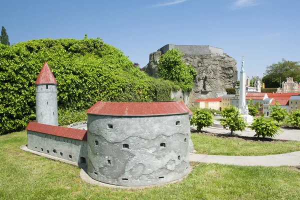 Brussel, België-13 mei 2016: miniaturen in het Park Mini-Europe-reproducties van monumenten in de Europese Unie op een schaal van 1:25. Toren vet Margareta in Tallinn, Estland. — Stockfoto