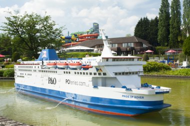 Brüksel, Belçika - 13 Mayıs 2016: Mini-Avrupa parkında minyatürler - Avrupa Birliği'ndeki anıtların kopyaları 01:25 ölçeğinde.