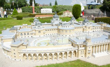 Brüksel, Belçika - 13 Mayıs 2016: Mini-Avrupa parkında minyatürler - Avrupa Birliği'ndeki anıtların 1:25 ölçeğinde kopyaları. Budapeşte, Macaristan.