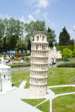 Brüksel, Belçika - 13 Mayıs 2016: Mini-Avrupa parkında minyatürler - Avrupa Birliği'ndeki anıtların 1:25 ölçeğinde kopyaları. Pisa, İtalya.