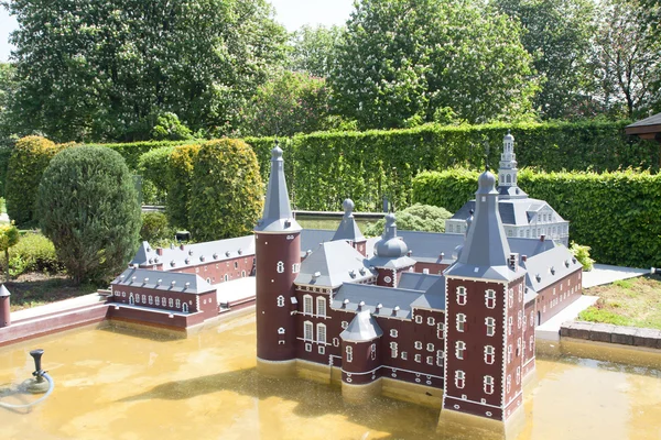 BRUXELLES, BELGIO - 13 MAGGIO 2016: Miniature al parco Mini-Europa - Riproduzioni di monumenti nell'Unione Europea in scala 1: 25. Hoensbroek, Olanda, Paesi Bassi . — Foto Stock