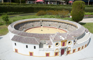 Brüksel, Belçika - 13 Mayıs 2016: Mini-Avrupa parkında minyatürler - Avrupa Birliği'ndeki anıtların 1:25 ölçeğinde kopyaları. Corrida in Sevilla, İspanya.