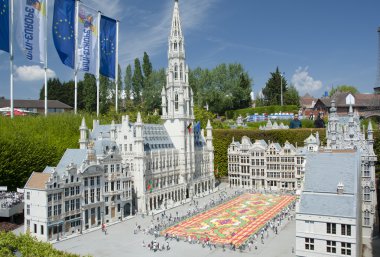 Brüksel, Belçika - 13 Mayıs 2016: Mini-Avrupa parkında minyatürler - Avrupa Birliği'ndeki anıtların 1:25 ölçeğinde kopyaları. Grand Place, Brüksel, Belçika.