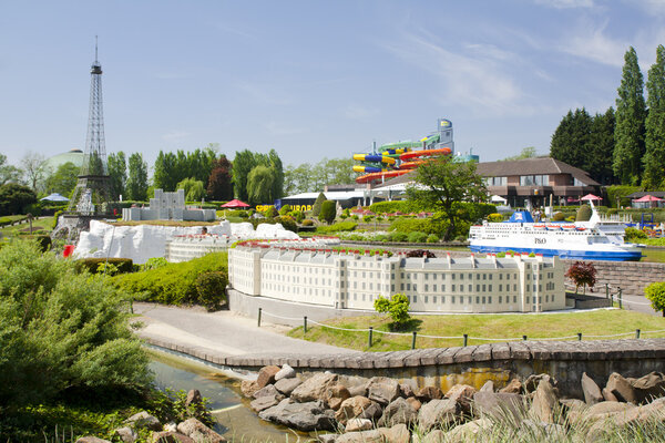 БРЮССЕЛЬ, БЕЛЬГИУМ - 13 МАЯ 2016: Миниатюры в парке Mini-Europe - репродукции памятников в Европейском Союзе в масштабе 1: 25
.