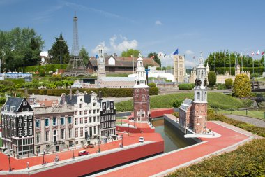 Brüksel, Belçika - 13 Mayıs 2016: Mini-Avrupa parkında minyatürler - Avrupa Birliği'ndeki anıtların 1:25 ölçeğinde kopyaları. Amsterdam, Hollanda, Hollanda.