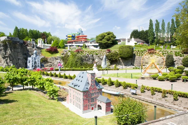 BRUXELLES, BELGIO - 13 MAGGIO 2016: Miniature al parco Mini-Europa - Riproduzioni di monumenti nell'Unione Europea in scala 1: 25. Liegi, Belgio . — Foto Stock