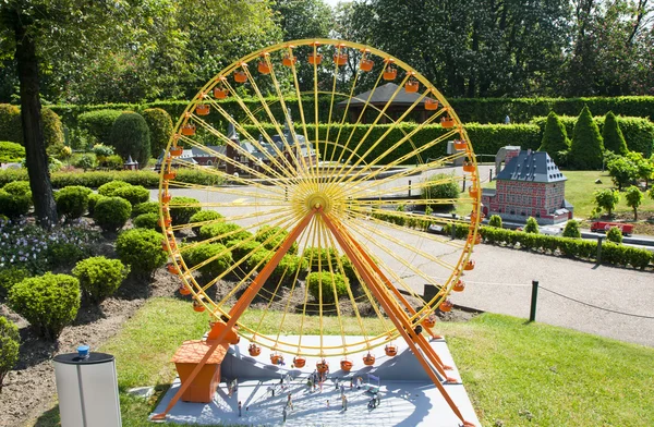 Brüssel, Belgien - 13. Mai 2016: Miniaturen im Park mini-europe - Nachbildungen von Denkmälern in der Europäischen Union im Maßstab 1: 25. Riesenrad. — Stockfoto