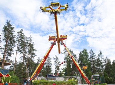 Kouvola, Finlandiya 7 Haziran 2016 - Ride döngü Fighter eğlence parkı Tykkimaki içinde hareket