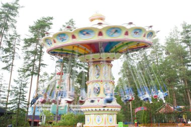 Kouvola, Finlandiya 7 Haziran 2016 - Trip Swing Carousel eğlence parkı Tykkimaki hareket halinde