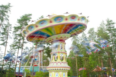 Kouvola, Finlandiya 7 Haziran 2016 - Trip Swing Carousel eğlence parkı Tykkimaki hareket halinde