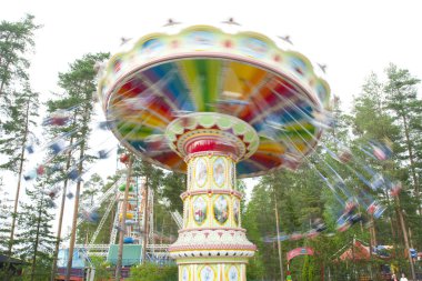 Kouvola, Finlandiya 7 Haziran 2016 - Trip Swing Carousel eğlence parkı Tykkimaki hareket halinde