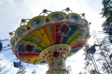 Kouvola, Finlandiya 7 Haziran 2016 - Trip Swing Carousel eğlence parkı Tykkimaki hareket halinde