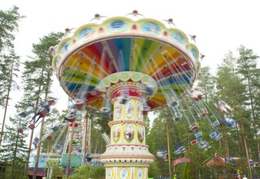 Kouvola, Finlandiya 7 Haziran 2016 - Trip Swing Carousel eğlence parkı Tykkimaki hareket halinde