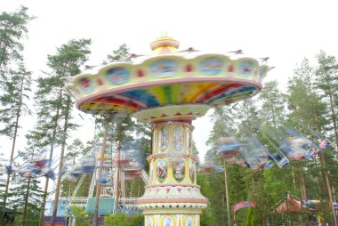 Kouvola, Finlandiya 7 Haziran 2016 - Trip Swing Carousel eğlence parkı Tykkimaki hareket halinde