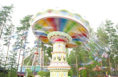 Kouvola, Finlandiya 7 Haziran 2016 - Trip Swing Carousel eğlence parkı Tykkimaki hareket halinde