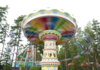Kouvola, Finlandiya 7 Haziran 2016 - Trip Swing Carousel eğlence parkı Tykkimaki hareket halinde