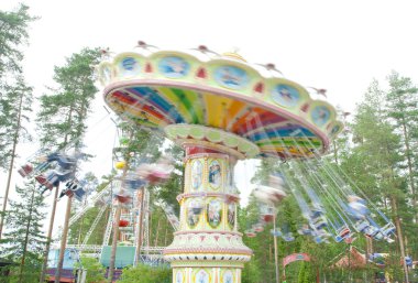 Kouvola, Finlandiya 7 Haziran 2016 - Trip Swing Carousel eğlence parkı Tykkimaki hareket halinde