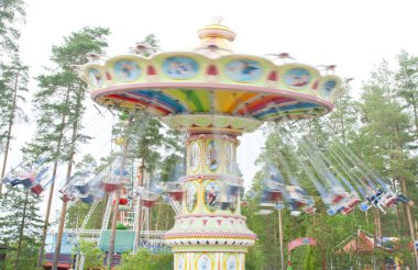 Kouvola, Finlandiya 7 Haziran 2016 - Trip Swing Carousel eğlence parkı Tykkimaki hareket halinde