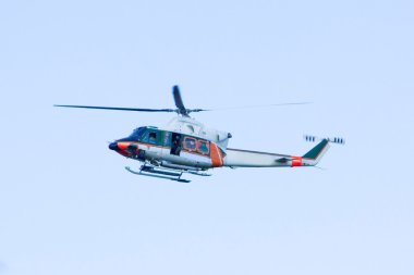 Beyaz-turuncu helikopter uçuş