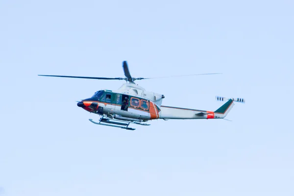 Beyaz-turuncu helikopter uçuş
