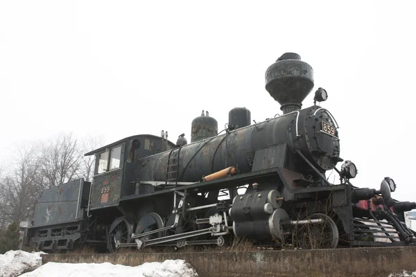 Kouvola, Finlândia 31 de março de 2016 - Velha locomotiva na estação ferroviária de Kouvola . — Fotografia de Stock